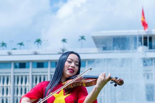 Nghệ sĩ Trịnh Minh Hiền chơi violin trước Dinh Độc Lập