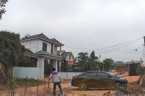 Người đàn ông đỗ ô tô chắn ngang đường rồi thản nhiên bỏ vào nhà