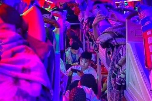 Chưa đến nghỉ lễ 30/4, hàng loạt ô tô bị xử phạt lỗi 'nhồi nhét' khách