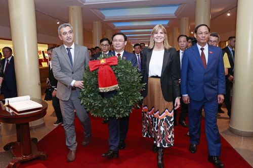 Chủ tịch Quốc hội đặt hoa tại Đài tưởng niệm Quốc kỳ ở Rosario