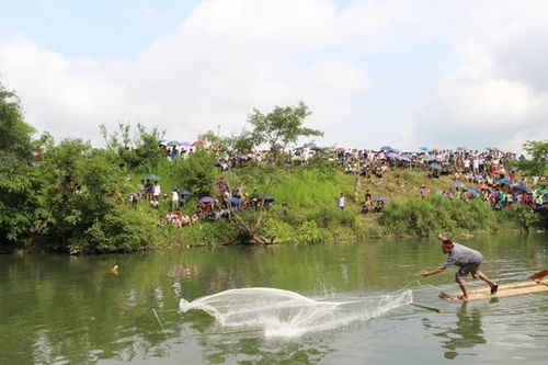 Độc đáo Lễ hội đánh bắt cá suối vùng cao Hòa Bình