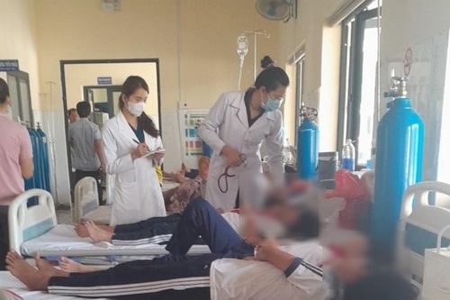 Ăn chung gói kẹo mua trước cổng trường, 9 học sinh nhập viện gấp