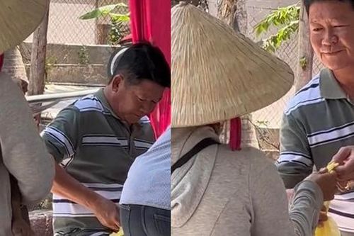 2 mẹ con bán vé số được tặng túi thức ăn từ cỗ cưới, chi tiết nhỏ từ người đưa gây xúc động