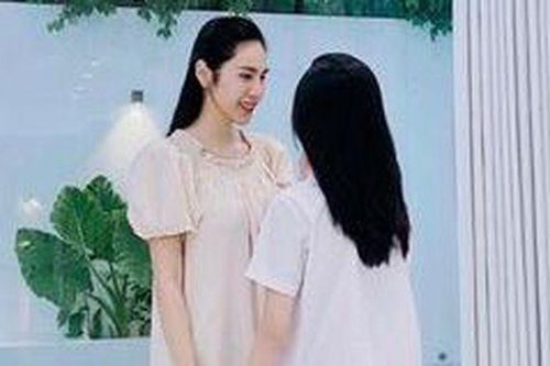 Thủy Tiên lộ diện rạng rỡ bên con gái, chiều cao của nhóc tỳ gây chú ý