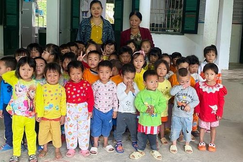 Tặng quà Mottainai cho trẻ em xã biên giới Pa Vệ Sủ