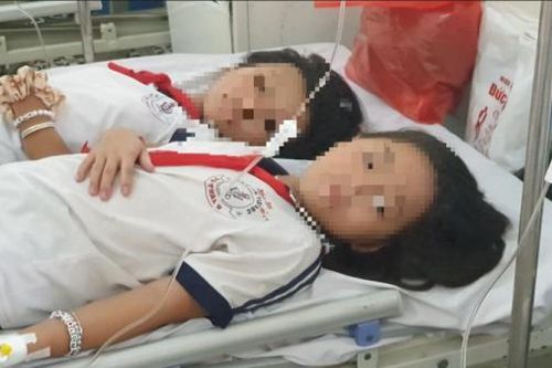 Ăn kẹo mua ngoài cổng trường, 8 học sinh bị ngộ độc