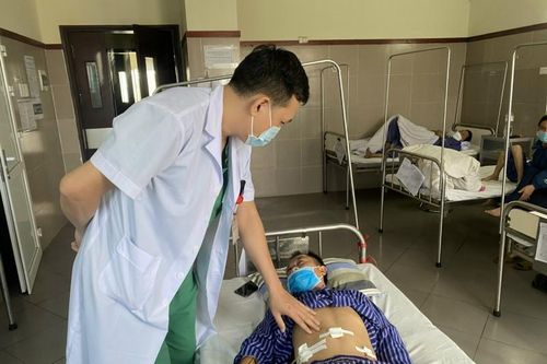 Bị thủng đại tràng do thói quen ngậm tăm xem ti vi