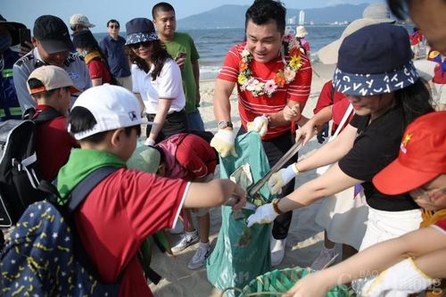Diễn viên Lý Hùng chung tay làm sạch môi trường để 'Biển Đà Nẵng mãi trong xanh'