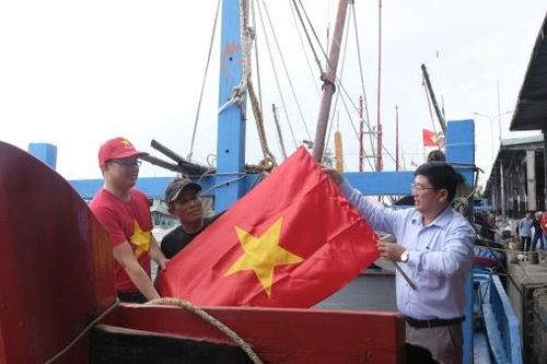 Trao tặng 3.000 lá cờ Tổ quốc cùng ngư dân Khánh Hòa bám biển