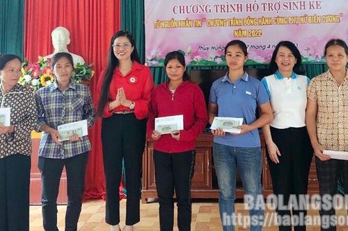 Trao 200 triệu đồng hỗ trợ sinh kế cho phụ nữ biên cương