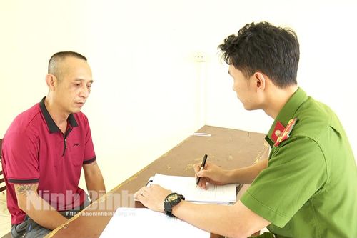 Khởi tố 2 đối tượng chống người thi hành công vụ khi kiểm tra nồng độ cồn