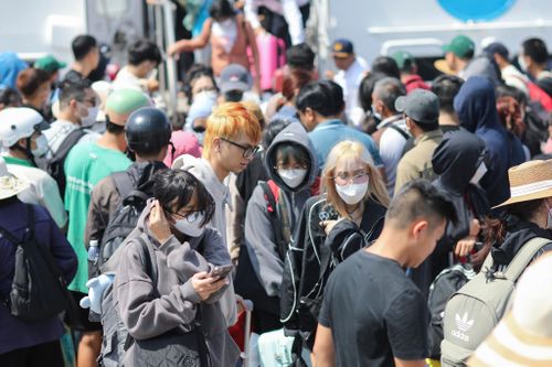 Hàng nghìn du khách tới Phú Quý trước kỳ nghỉ lễ 30/4