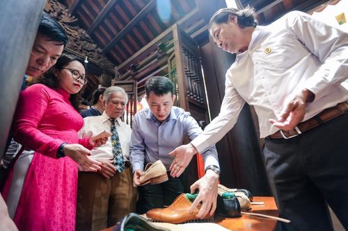 Lễ dâng hương và khai mạc hoạt động tôn vinh, quảng bá nghề thủ công Da–Giầy