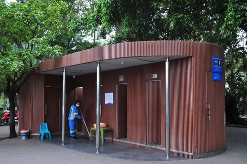 Chuyển biến chất lượng nhà vệ sinh công cộng tại phố đi bộ Hồ Gươm