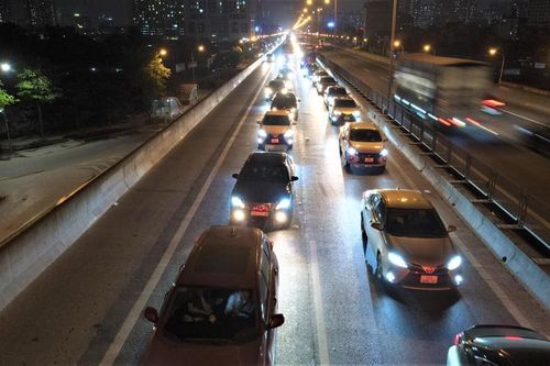 Đường Vành đai 3 vẫn tắc cứng trong đêm
