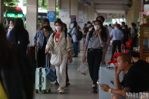 Các bến tàu, xe Hà Nội đông nghẹt người dân về quê nghỉ lễ