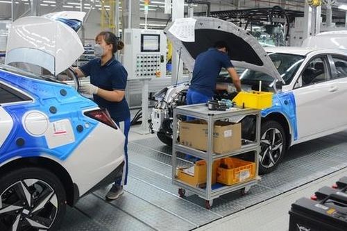 Tin tức kinh tế ngày 28/4: Bộ Tài chính giữ quan điểm không giảm 50% phí trước bạ ô tô