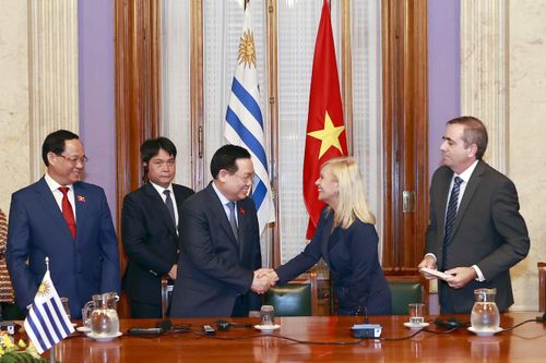 Lễ ký thỏa thuận giữa Quốc hội Việt Nam và Nghị viện Đông Uruguay