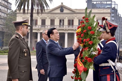 Chủ tịch QH đặt vòng hoa ở Đài tưởng niệm Tướng Jose Gervasio Artigas