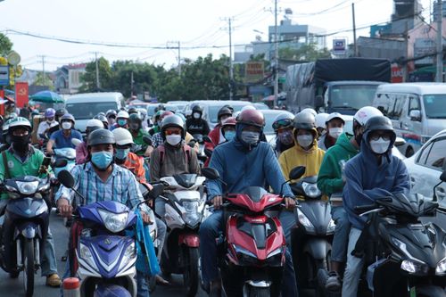 TP Hồ Chí Minh: Các tuyến cửa ngõ đông nghịt, giao thông bắt đầu ùn ứ nặng