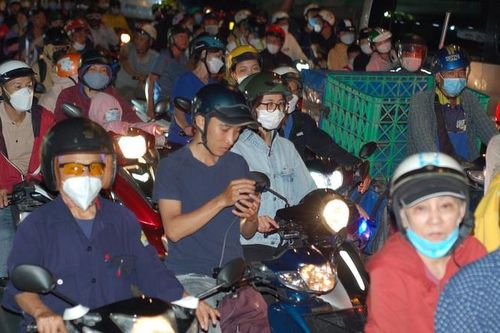 Tối 28/4, hàng nghìn người vẫn chật vật rời TPHCM đi nghỉ lễ