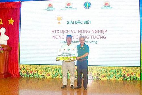 Giải đặc biệt 1 lượng vàng SJC được trao tại lễ trao giải Chương trình 'Cùng nông dân bảo vệ môi trường'