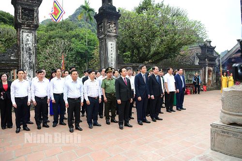 Lễ dâng hương tại Khu di tích Quốc gia đặc biệt Cố đô Hoa Lư