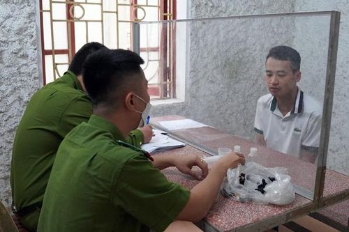 Bắt 2 đối tượng tàng trữ chất ma túy mới dùng cho thuốc lá điện tử