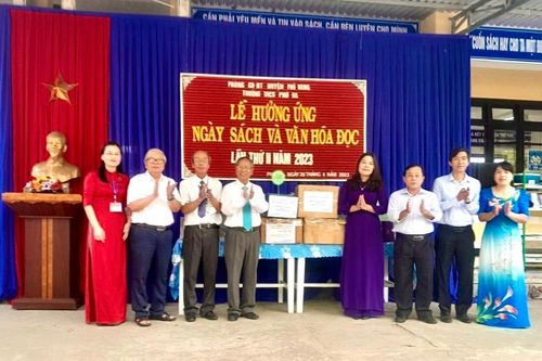 Thừa Thiên Huế: Trao 500 cuốn sách tặng Trường Trung học cơ sở Phú Đa