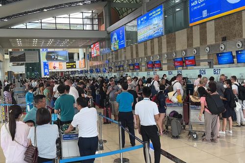 Sân bay Nội Bài chật kín người chờ check-in đi nghỉ lễ 30/4-1/5