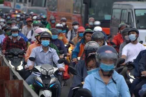 Dòng người về quê nghỉ lễ 30/4-1/5, cửa ngõ Hà Nội và TP.HCM ùn tắc