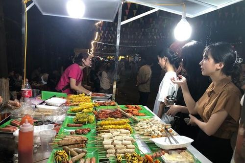 Hàng nghìn người đổ về phố ẩm thực đêm đầu tiên tại Hà Tĩnh