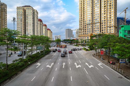 Đường phố Hà Nội vắng vẻ ngày đầu dịp nghỉ lễ 30/4