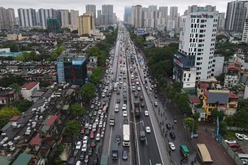 Người dân đội mưa tầm tã, rời Thủ đô ngày đầu nghỉ lễ