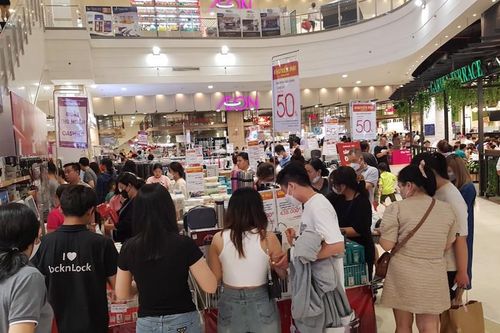 TP Hồ Chí Minh: Trung tâm thương mại đông khách ngày đầu nghỉ lễ 30/4-1/5