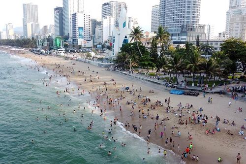 Hàng nghìn người dân và du khách đổ ra biển Nha Trang