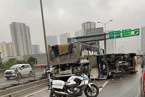 Hà Nội: 5 ô tô gây tai nạn liên hoàn tại đường trên cao