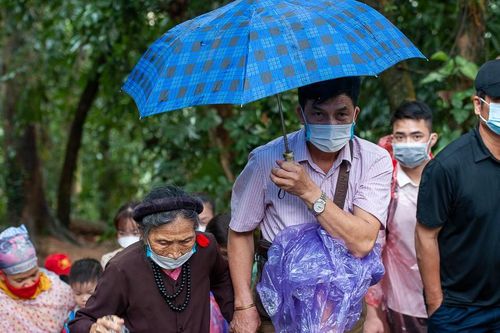 Người dân đội mưa lên Đền Hùng dâng hương ngày Giỗ Tổ