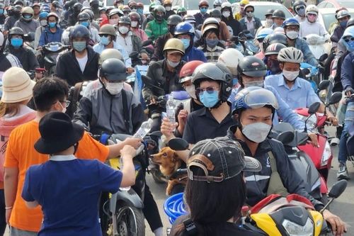 Ngày đầu nghỉ lễ 30/4: Kẹt xe khắp các ngả đường về miền Tây