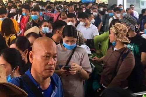Ngày đầu nghỉ lễ, hàng nghìn người xuất, nhập cảnh ở cửa khẩu Móng Cái