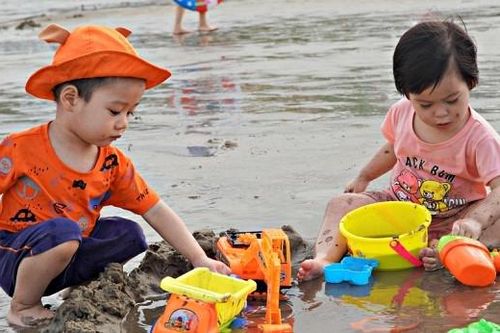 Biển Sầm Sơn vắng khách 'khó tin' trong ngày nghỉ lễ đầu tiên