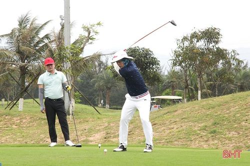 Gần 80 golfer tranh tài tại giải golf chào mừng lễ hội du lịch biển