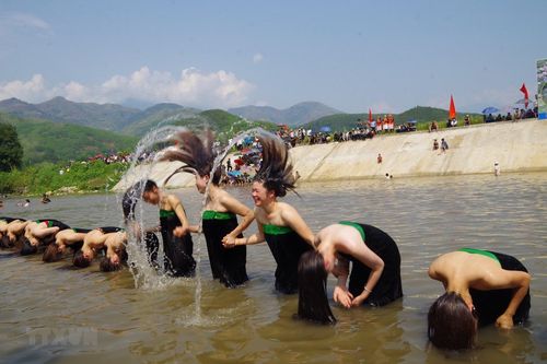 Độc đáo Lễ hội gội đầu, té nước của người Thái trắng Lai Châu