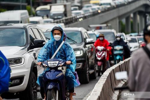 Hà Nội: Người dân bì bõm 'đội mưa' về quê ngày đầu nghỉ lễ 30/4 - 1/5