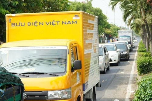Ngày đầu kỳ nghỉ lễ, hướng về miền Tây đông nghẹt ùn ứ cục bộ
