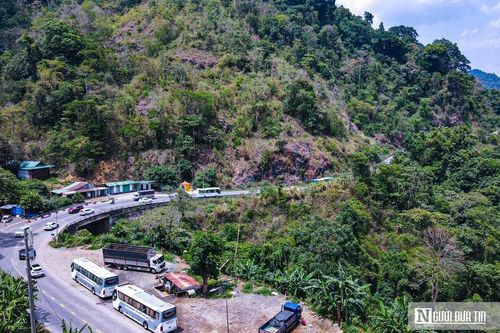 Lực lượng CSGT túc trực tránh tắc nghẽn Đèo Bảo Lộc