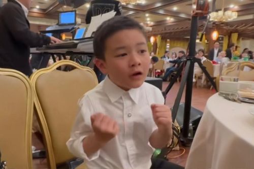 Quý tử nhà Đan Trường thần thái chuẩn tổng tài nhí, biểu diễn như nghệ sĩ chuyên nghiệp