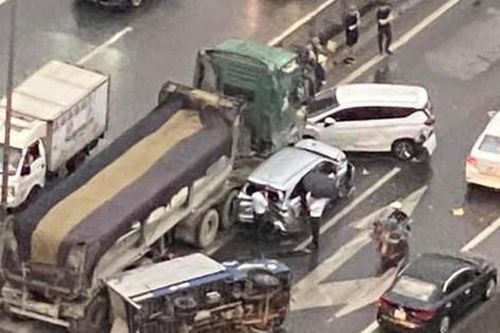 Hà Nội: 5 ô tô tông liên hoàn, đường vành đai 3 trên cao ùn tắc kéo dài