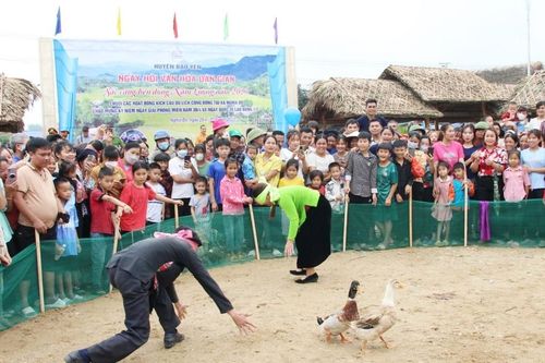 Khai hội 'Sắc vàng bên dòng Nặm Luông'