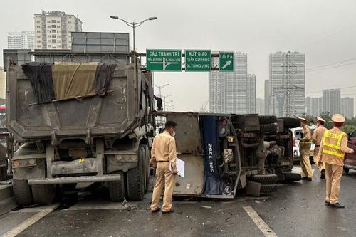 5 ô tô 'dồn toa', vành đai 3 trên cao ùn tắc